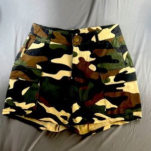 Size Small camouflage shorts